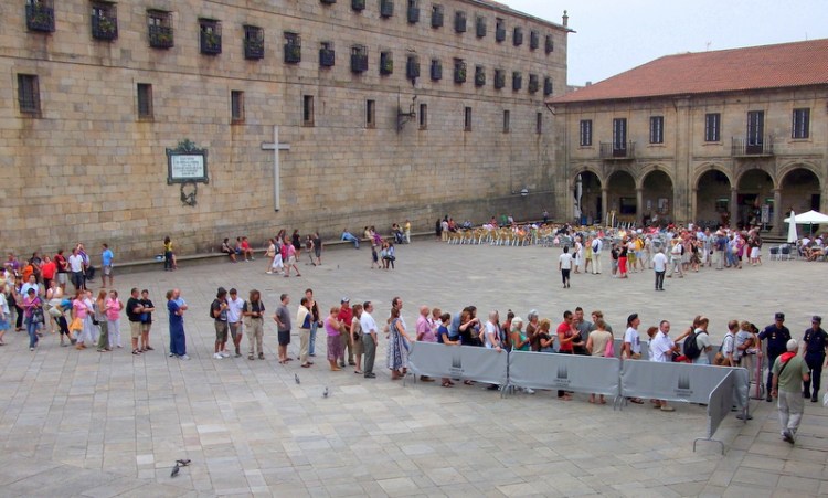 Waiting in the queue to see St James