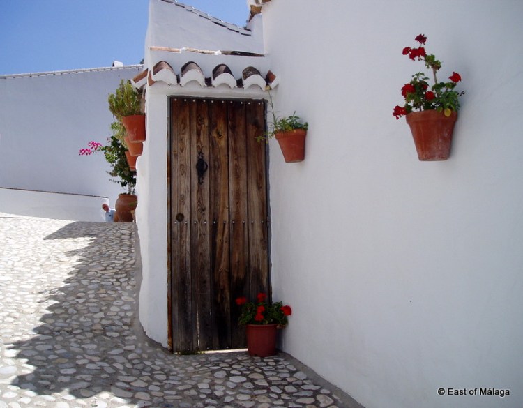 Doorway in the hamlet of Acebuchal near Frigiliana, Andalucía.