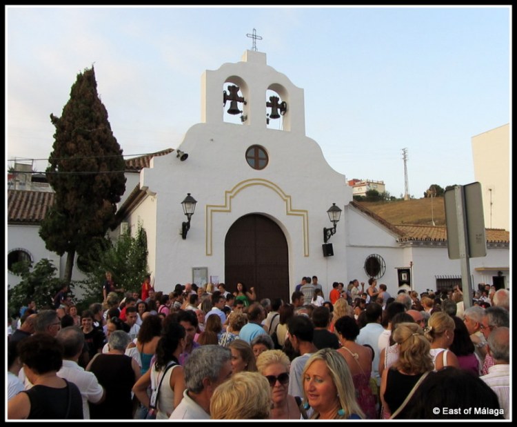Crowd outside the church waiting for the doors to open