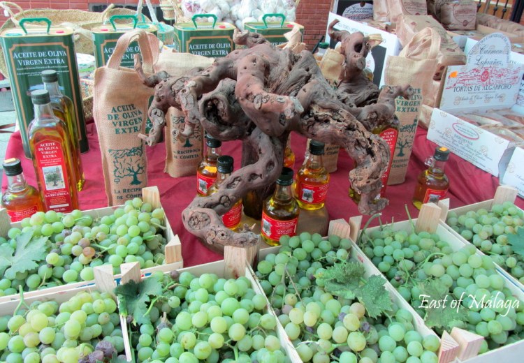 Cómpeta grapes and old vine root Cómpeta grapes and old vine root