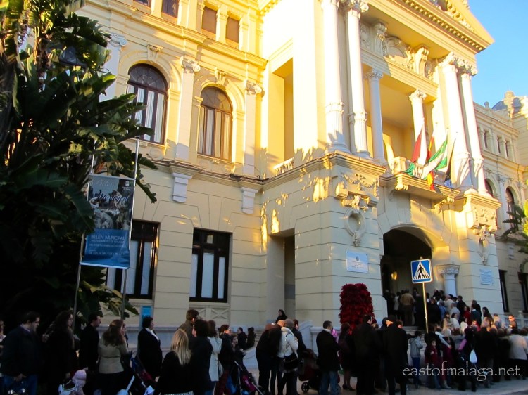 Queue of people to see the Belen at Malaga Town Hall