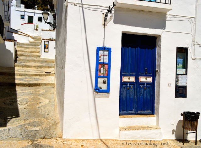 Blue door with peep shows, Frigiliana
